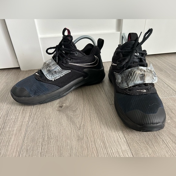 Nike Big Kid’s Basketball Shoes Size: US7 - Picture 4 of 5